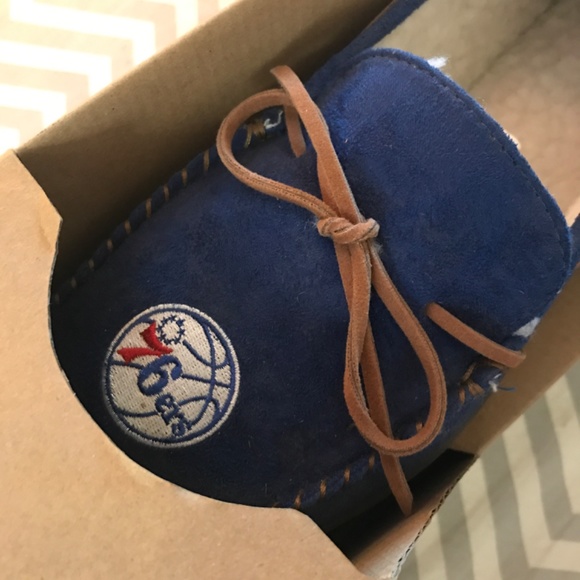 🍁NWT Philadelphia 76ers Plush Hard Bottom Men’s Slippers Holiday - Picture 3 of 10